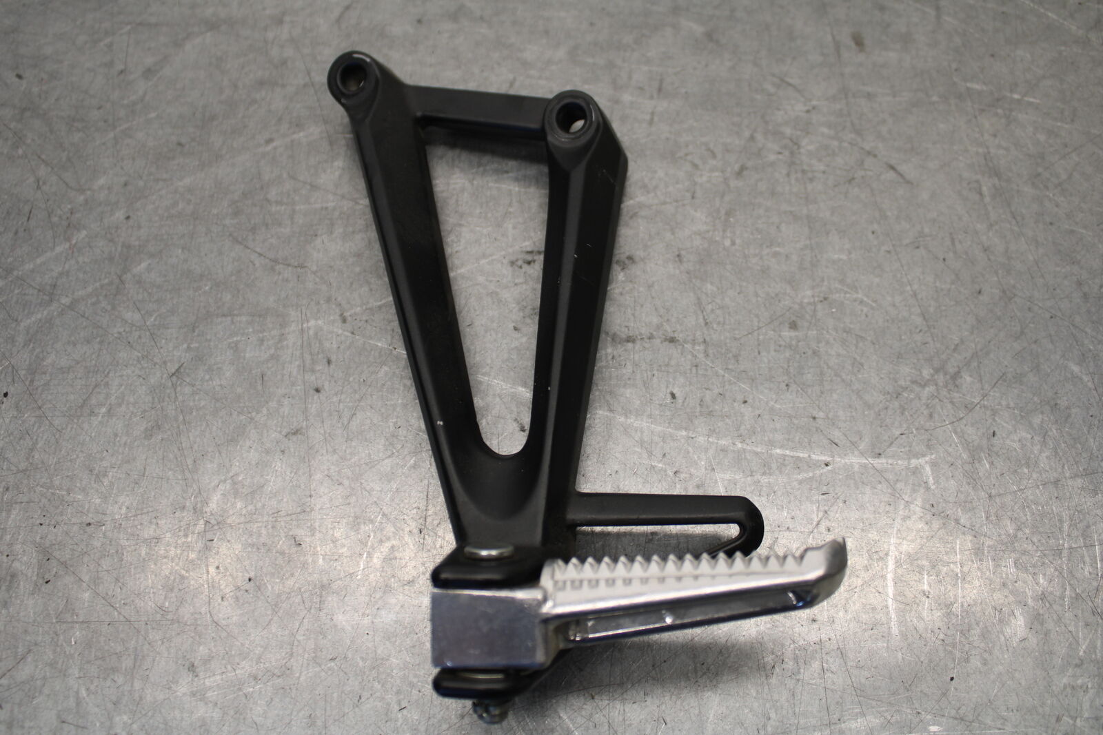 15-17 YAMAHA YZF R3 RIGHT REAR BACK PASSENGER PEG BB651
