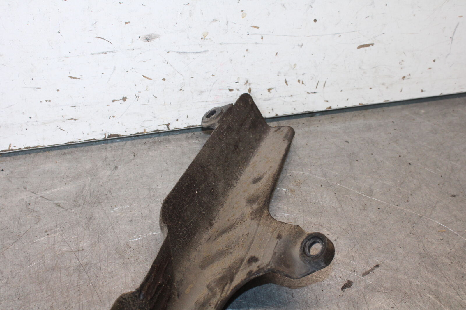 03-04 HONDA CBR600RR REAR BACK DRIVE CHAIN GUARD COVER 40510-MEE-010 BB661