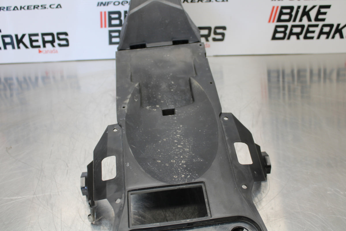 23 YAMAHA YZF R3 REAR BACK TAIL UNDERTAIL BATTERY TRAY PLASTIC BB147