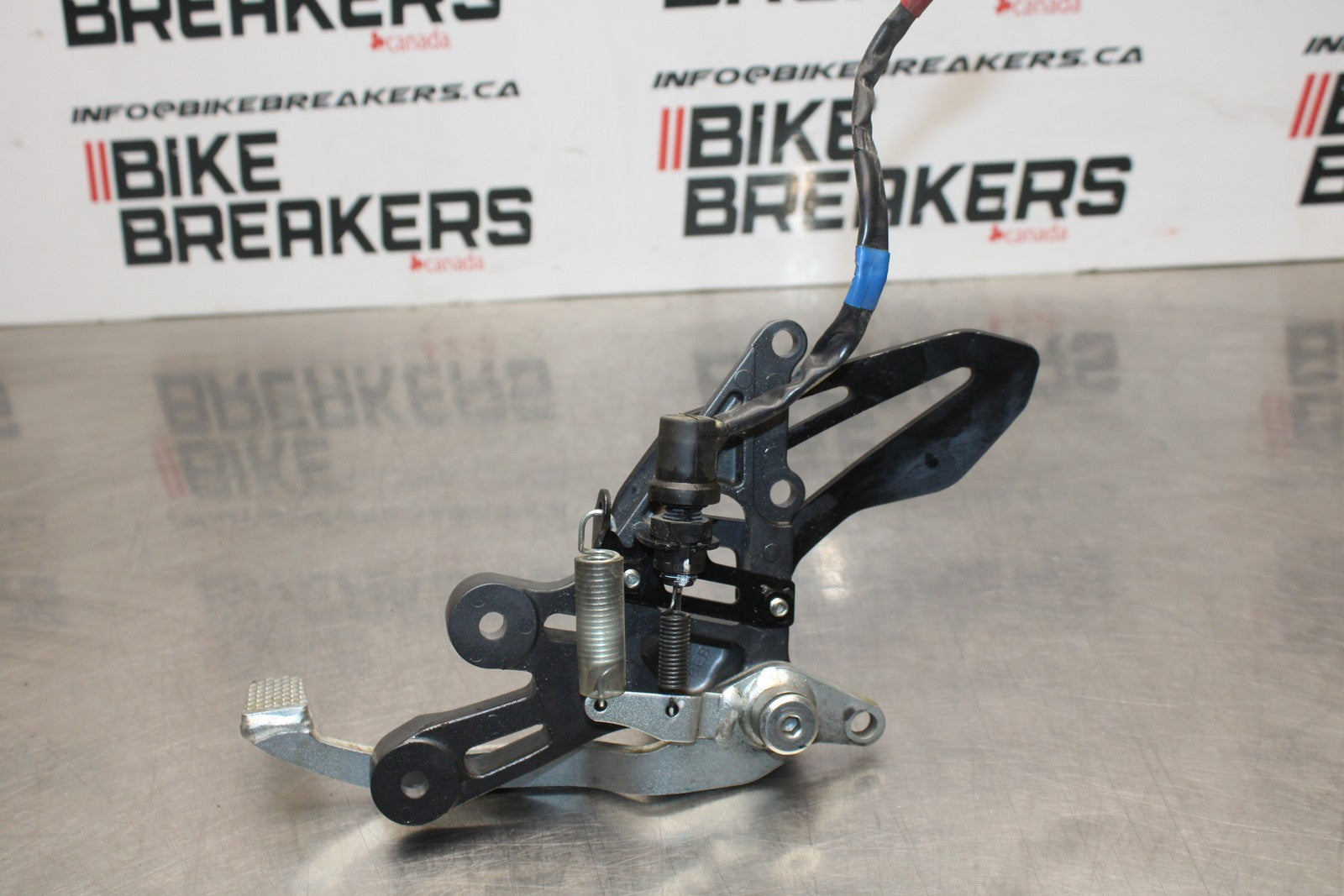 22-25 YAMAHA YZF R7 RIGHT REARSET REAR SET DRIVER FOOT PEG REST STOP BB769