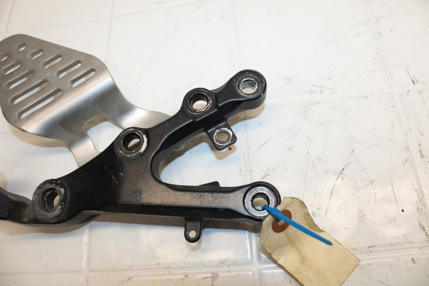 07 YAMAHA YZF R6 LEFT REARSET REAR SET DRIVER FOOT PEG BRACKET MOUNT BB284 B