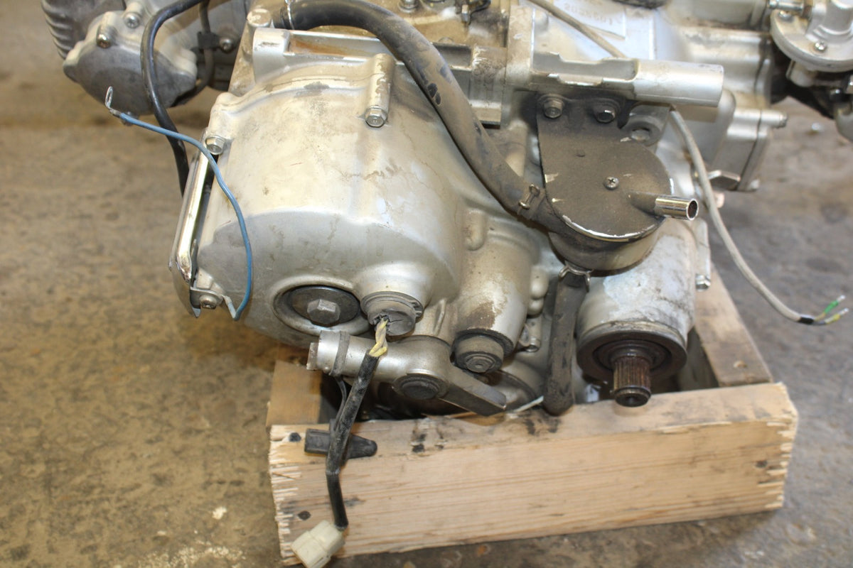 76-77 HONDA GOLDWING 1000 ENGINE MOTOR BB171