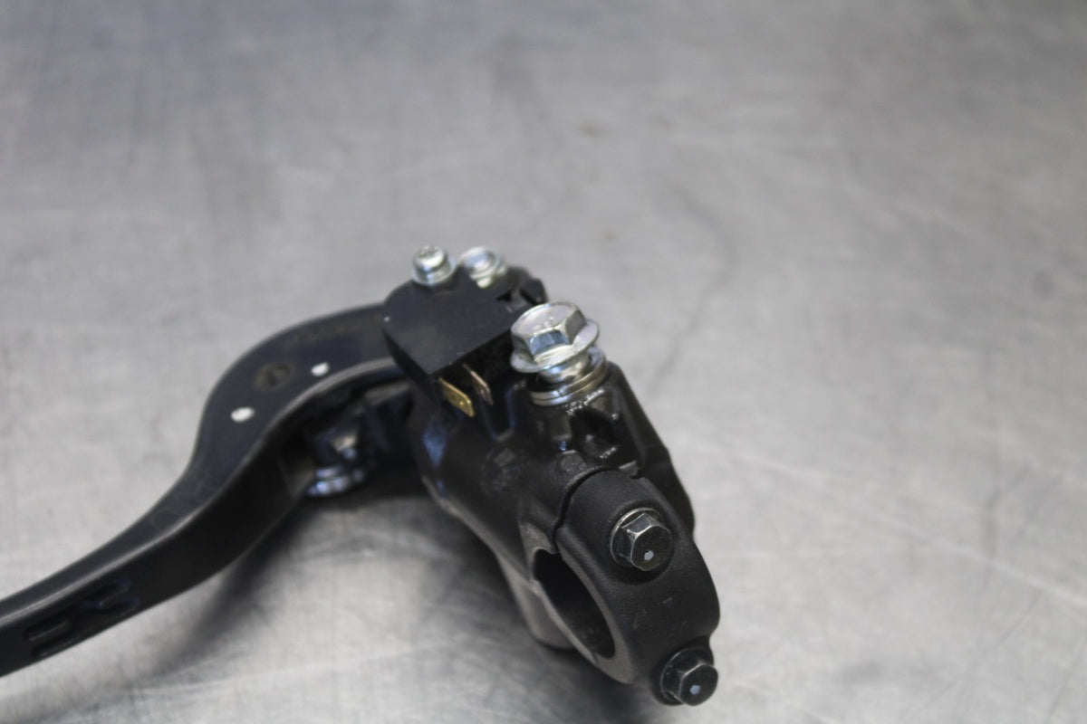 18 SUZUKI GSXR750 FRONT BRAKE MASTER CYLINDER w/ LEVER BB891