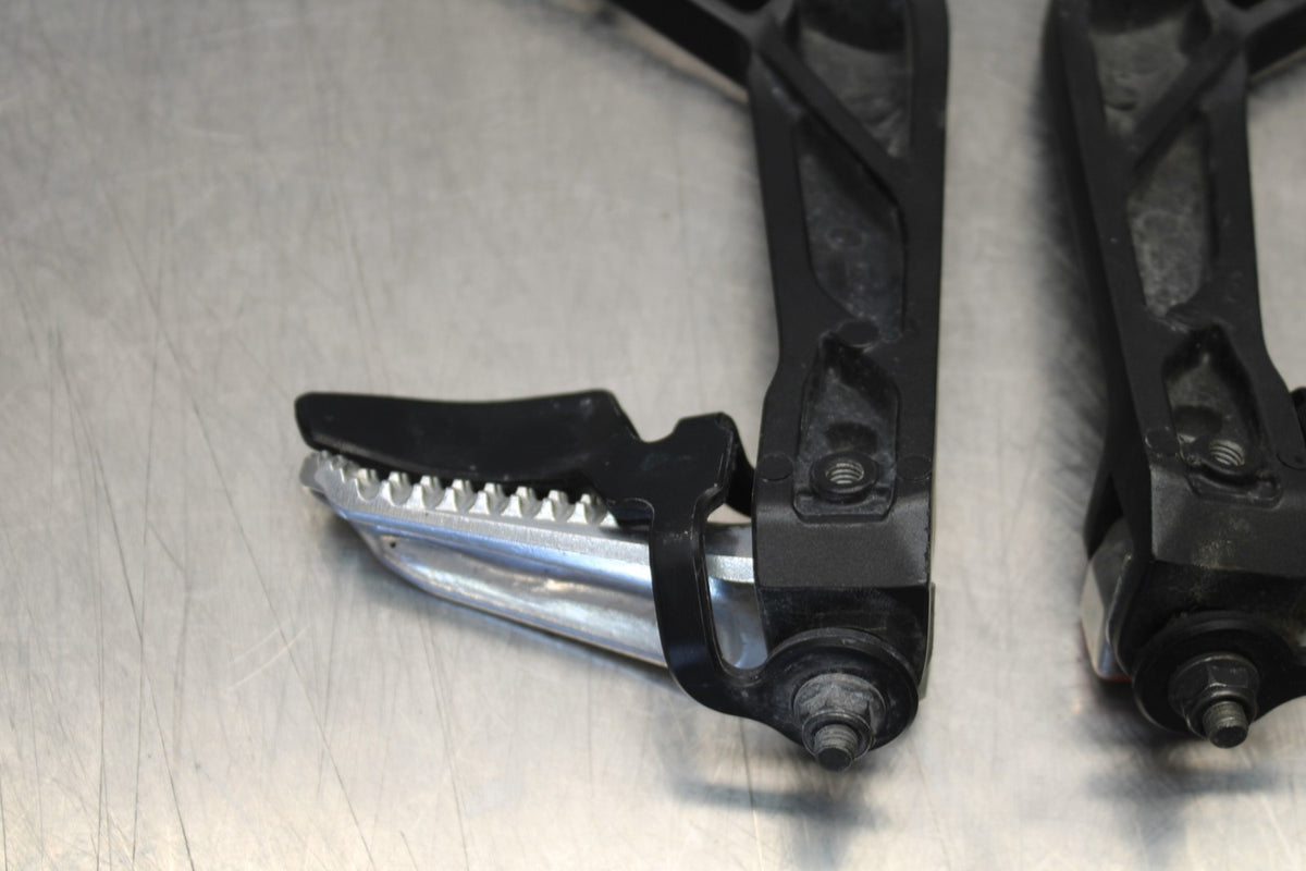 22-25 YAMAHA YZF R7 REAR BACK PASSENGER PEG SET PAIR BB182