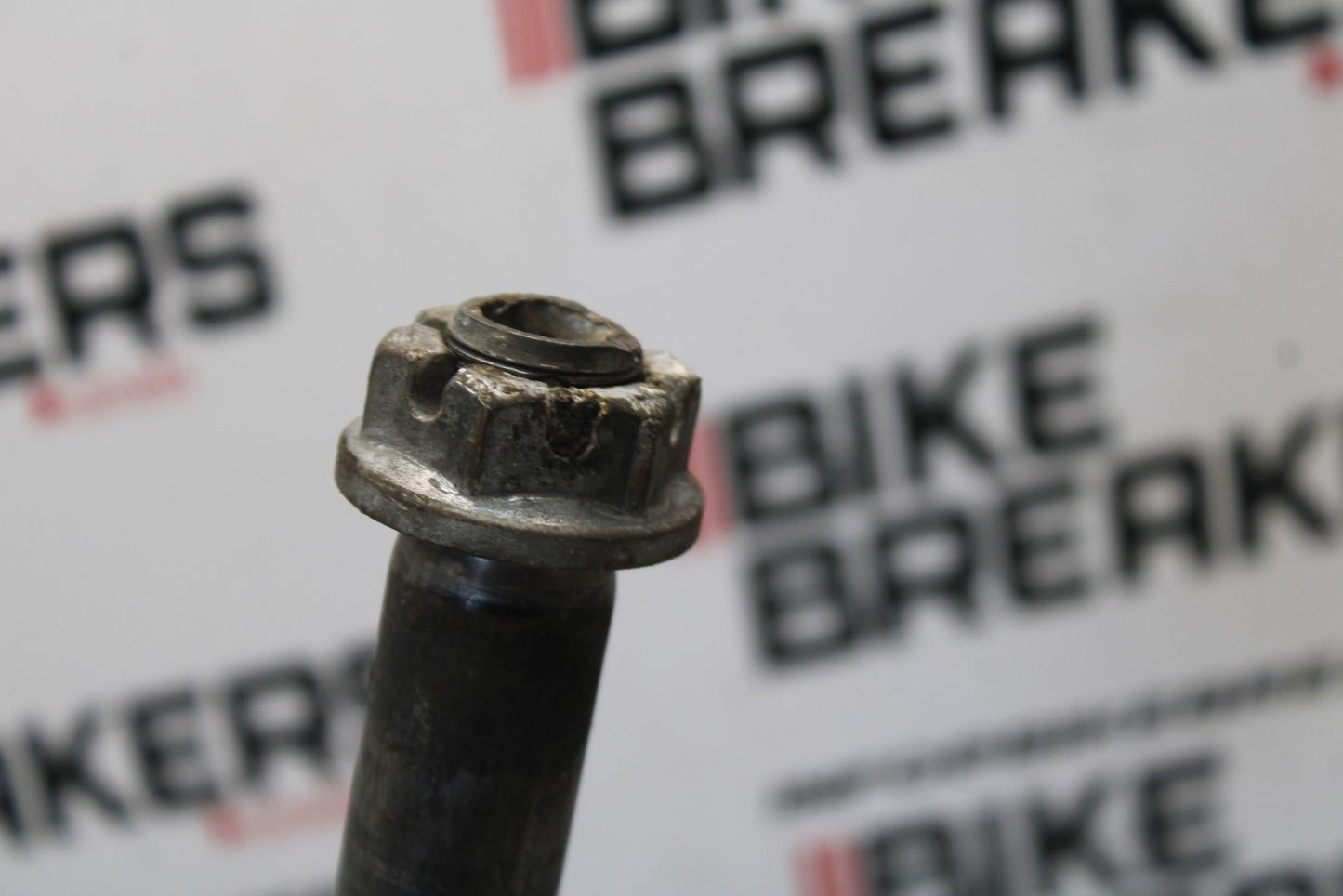 05-06 SUZUKI GSXR1000 REAR AXLE BACK WHEEL RIM PIVOT BOLT AXEL BB773