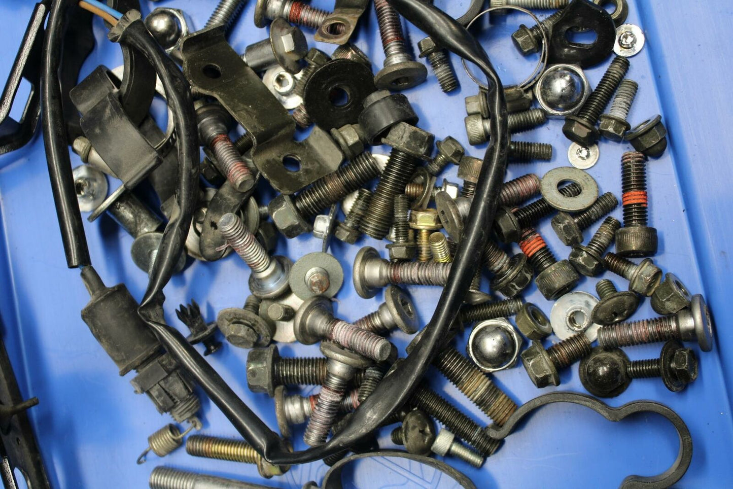 05-06 KAWASAKI VULCAN VN1500 CLASSIC ASSORTED BOLTS HARDWARE TANK DAMPERS BB220