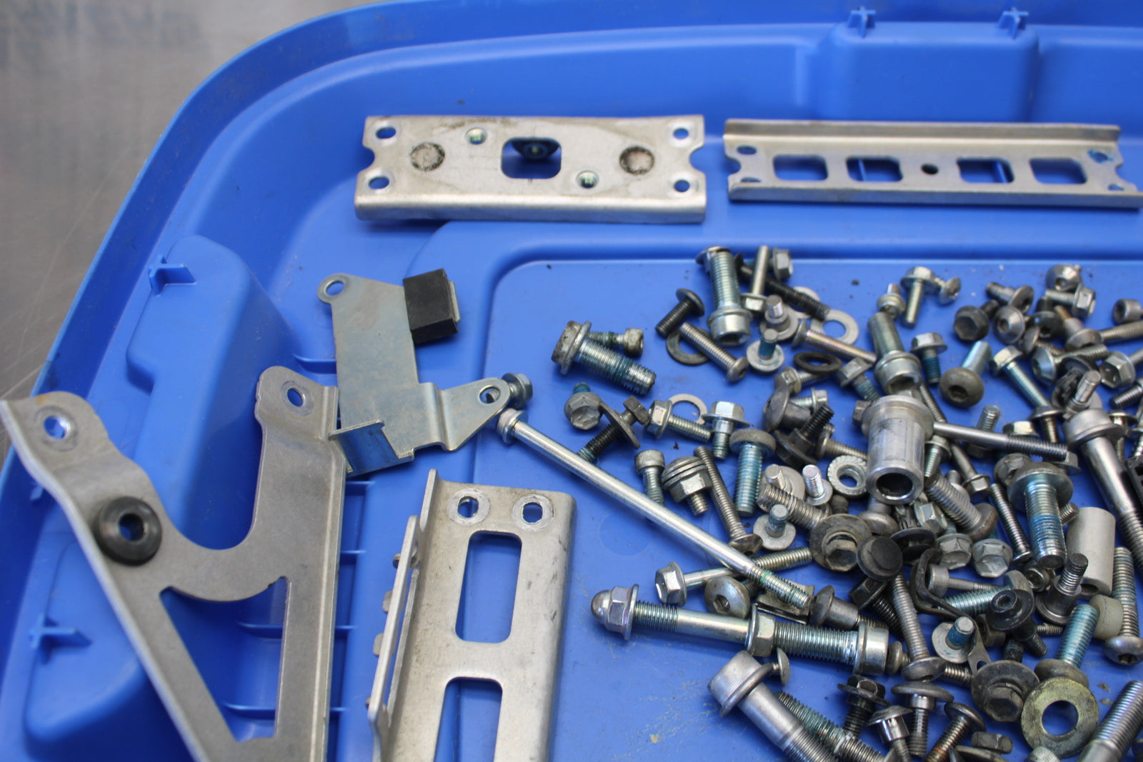 11 SUZUKI GSXR1000 MOUNTING BOLTS HARDWARE MOTOR SCREWS BB142