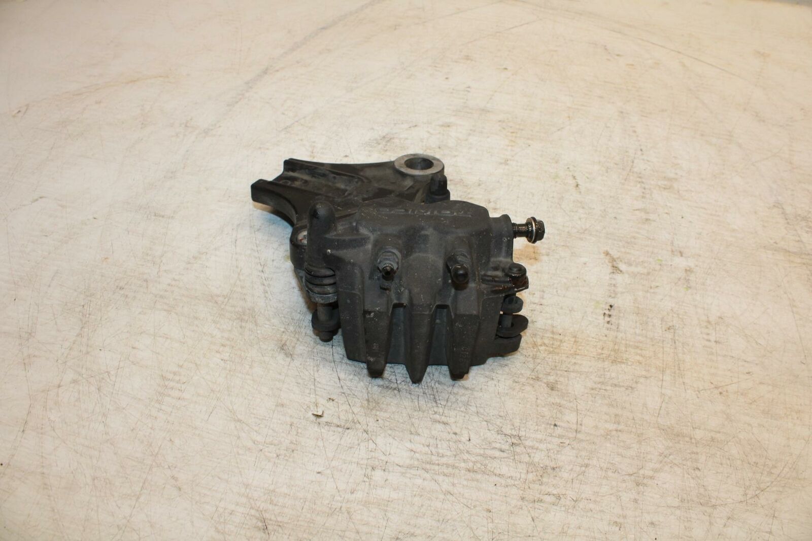 06-21 KAWASAKI VULCAN 900 REAR BACK BRAKE CALIPER W MOUNT BRACKET BB363