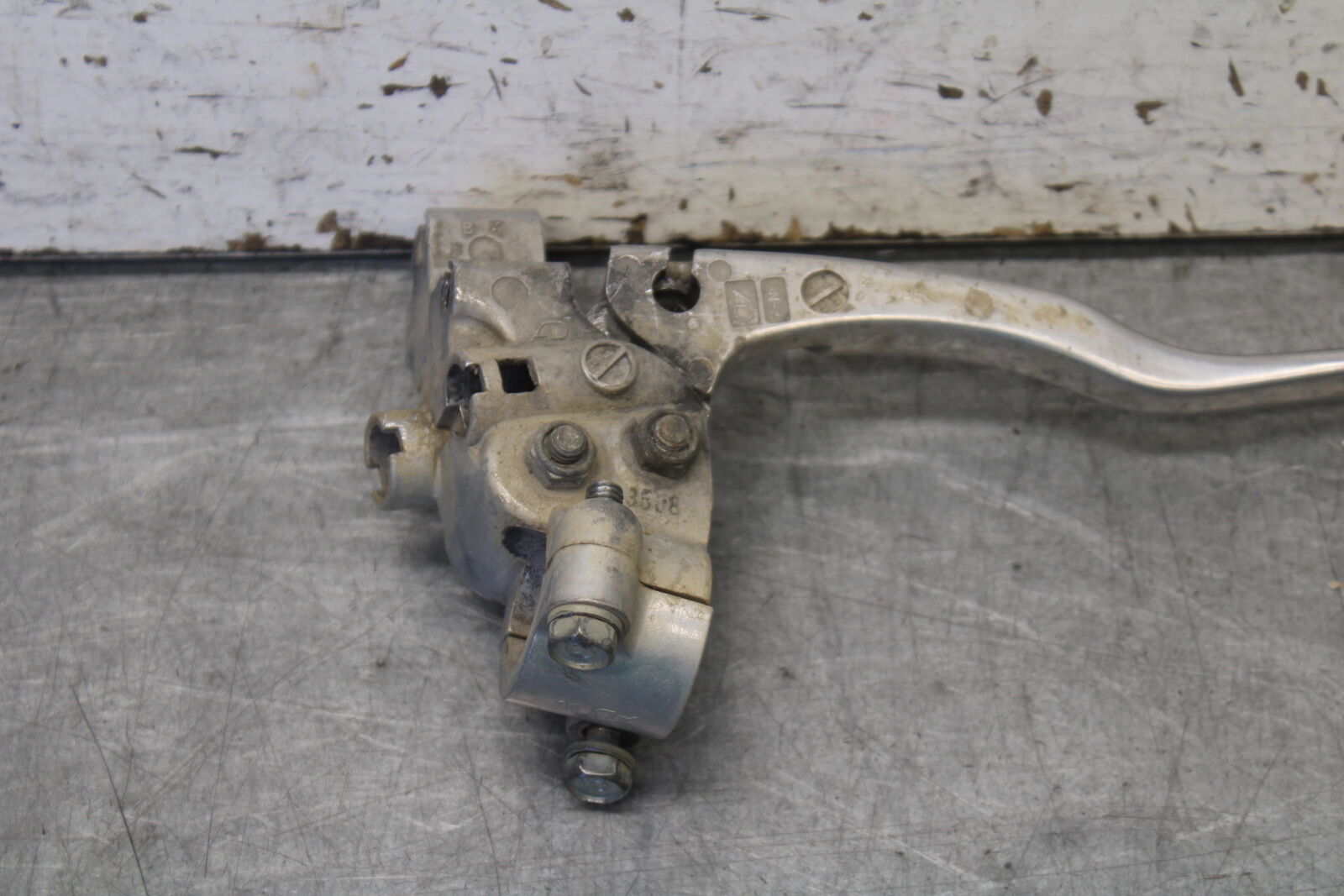 2004 Yamaha Raptor 660R YFM660R LEFT HANDLEBAR CLUTCH LEVER w/ PERCH BB695