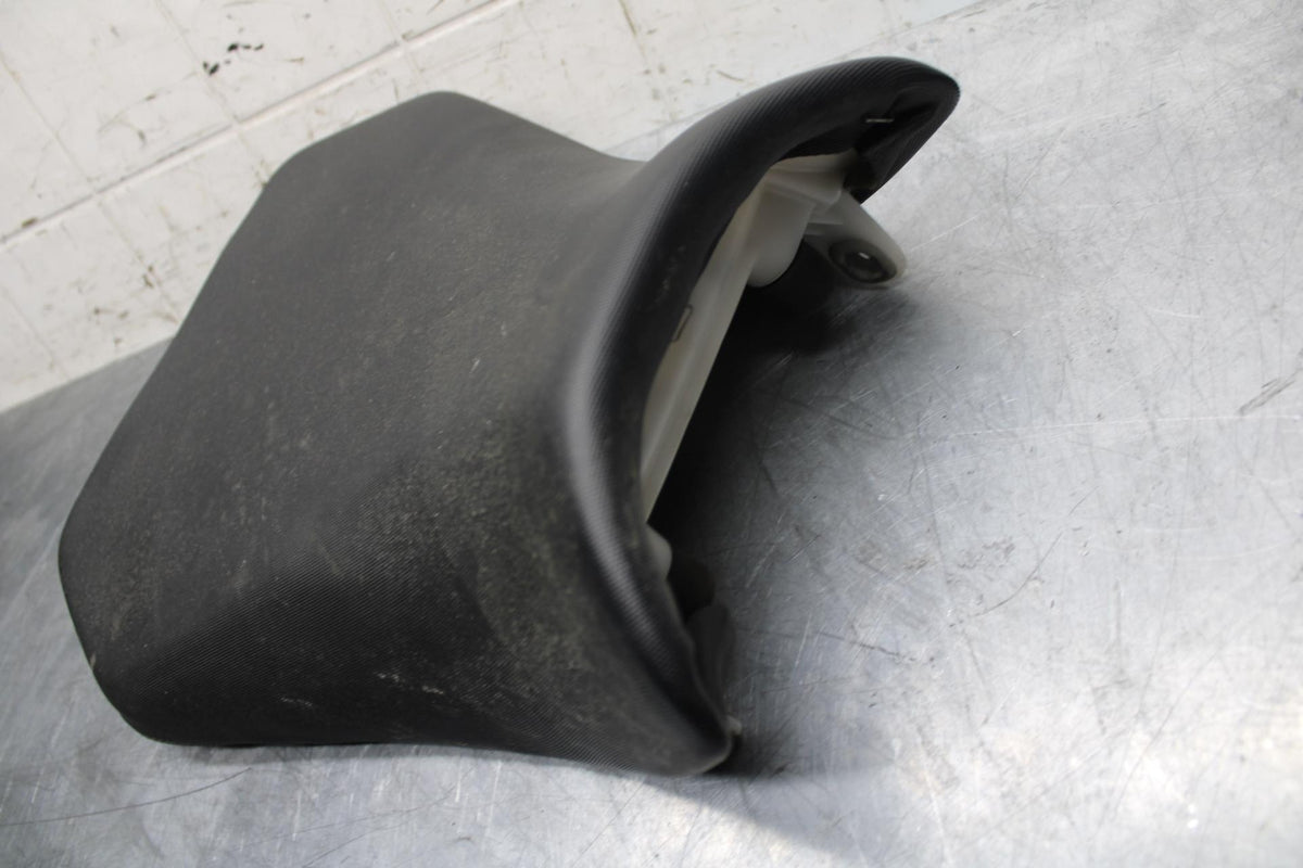 11-21 SUZUKI GSXR750 FRONT DRIVERS SEAT PAD SADDLE PILLION BB486