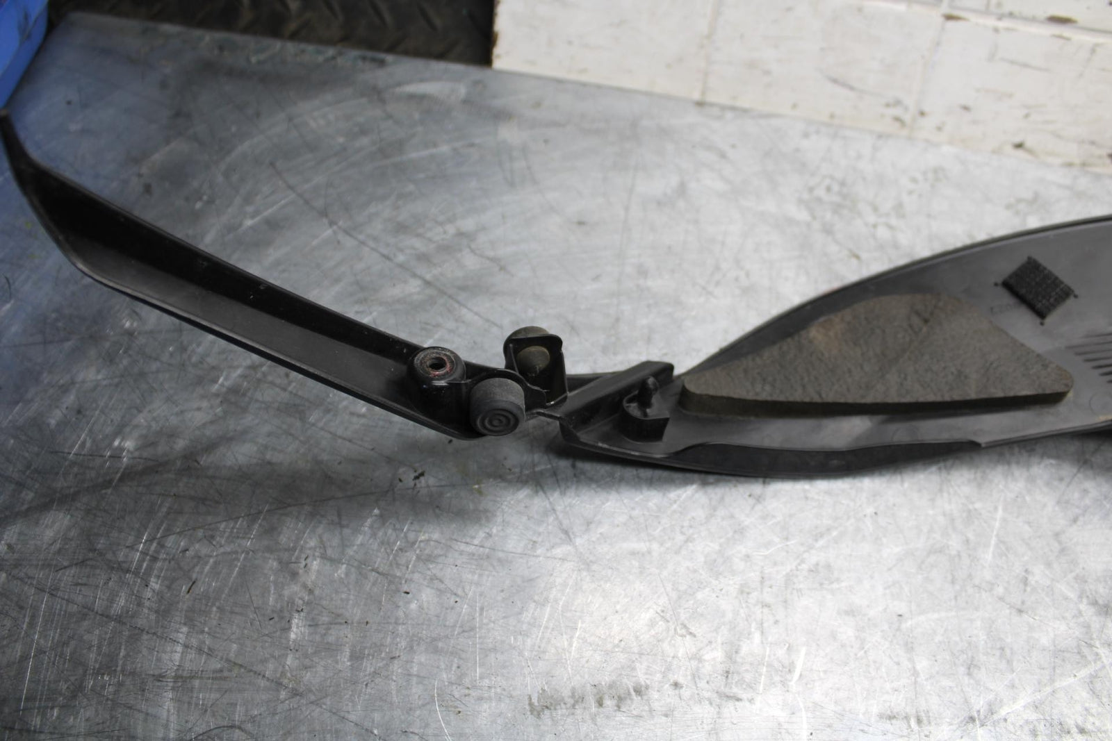 2012 Kawasaki Ninja ZX6R  RIGHT GAS TANK FUEL CELL PANEL COVER TRIM COWL   BB529