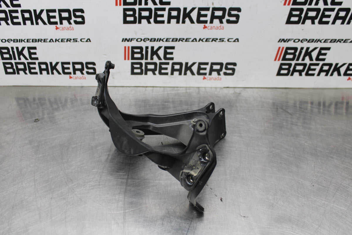 06-07 SUZUKI GSXR750 UPPER FAIRING MIRROR GAUGES STAY BRACKET BB863
