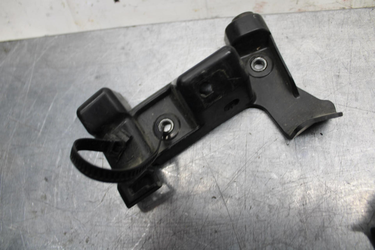 07 YAMAHA YZF R6 2c0  SIDE FAIRING BRACKET BB75