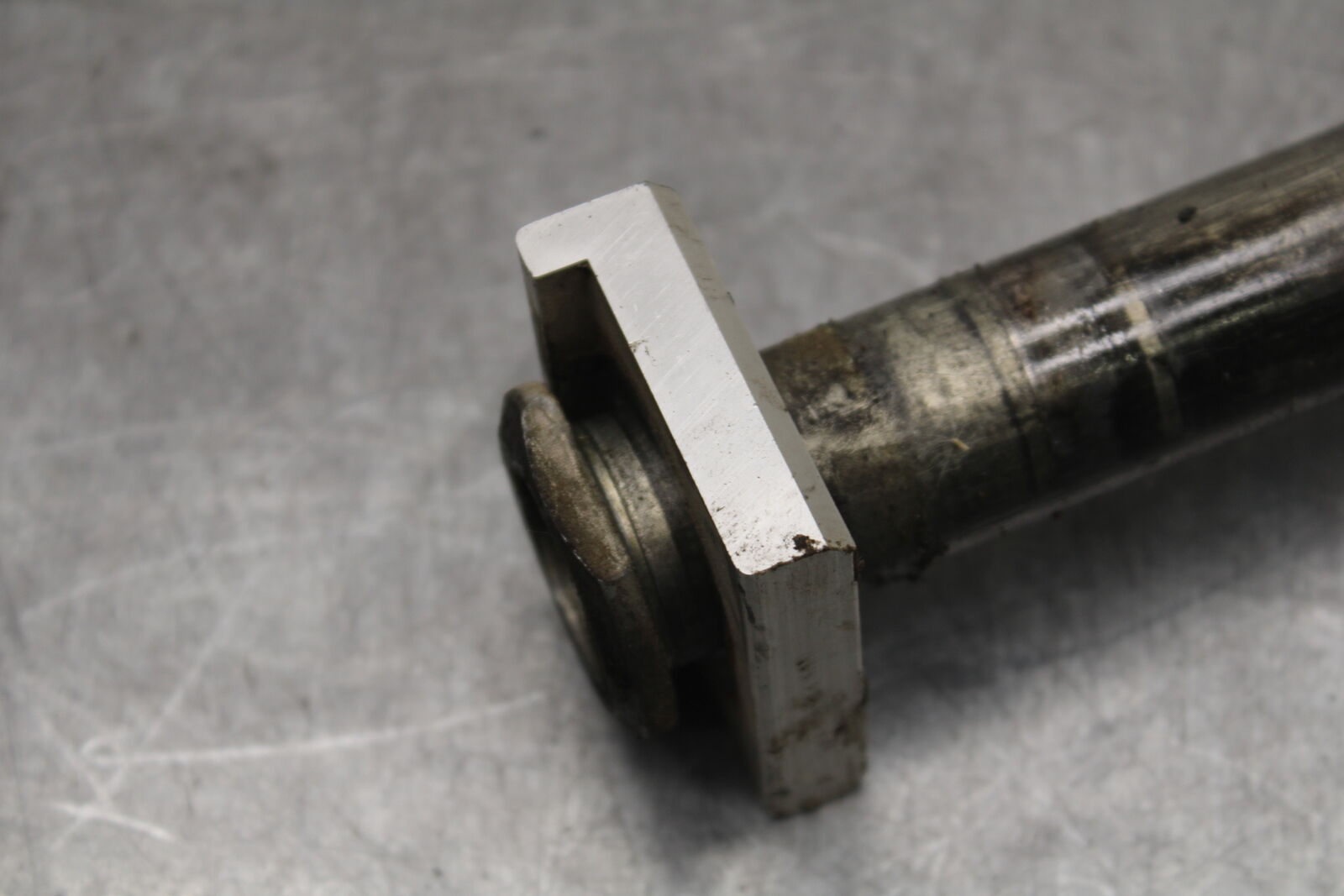 07-08 YAMAHA YZF R1 REAR AXLE BACK WHEEL RIM PIVOT BOLT AXEL BB724
