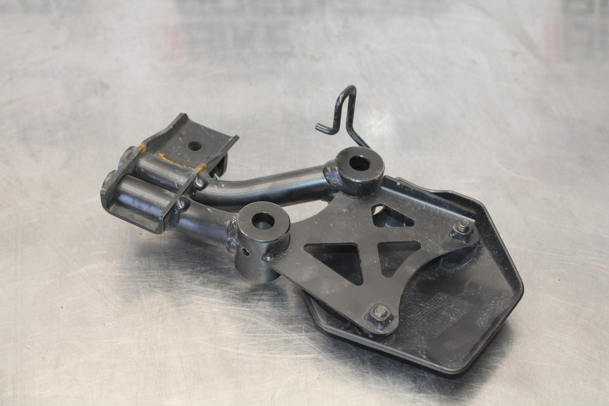 24-25 KAWASAKI ELIMINATOR 450 RIGHT FRONT FOOT PEG STEP BRACKET MOUNT BB869