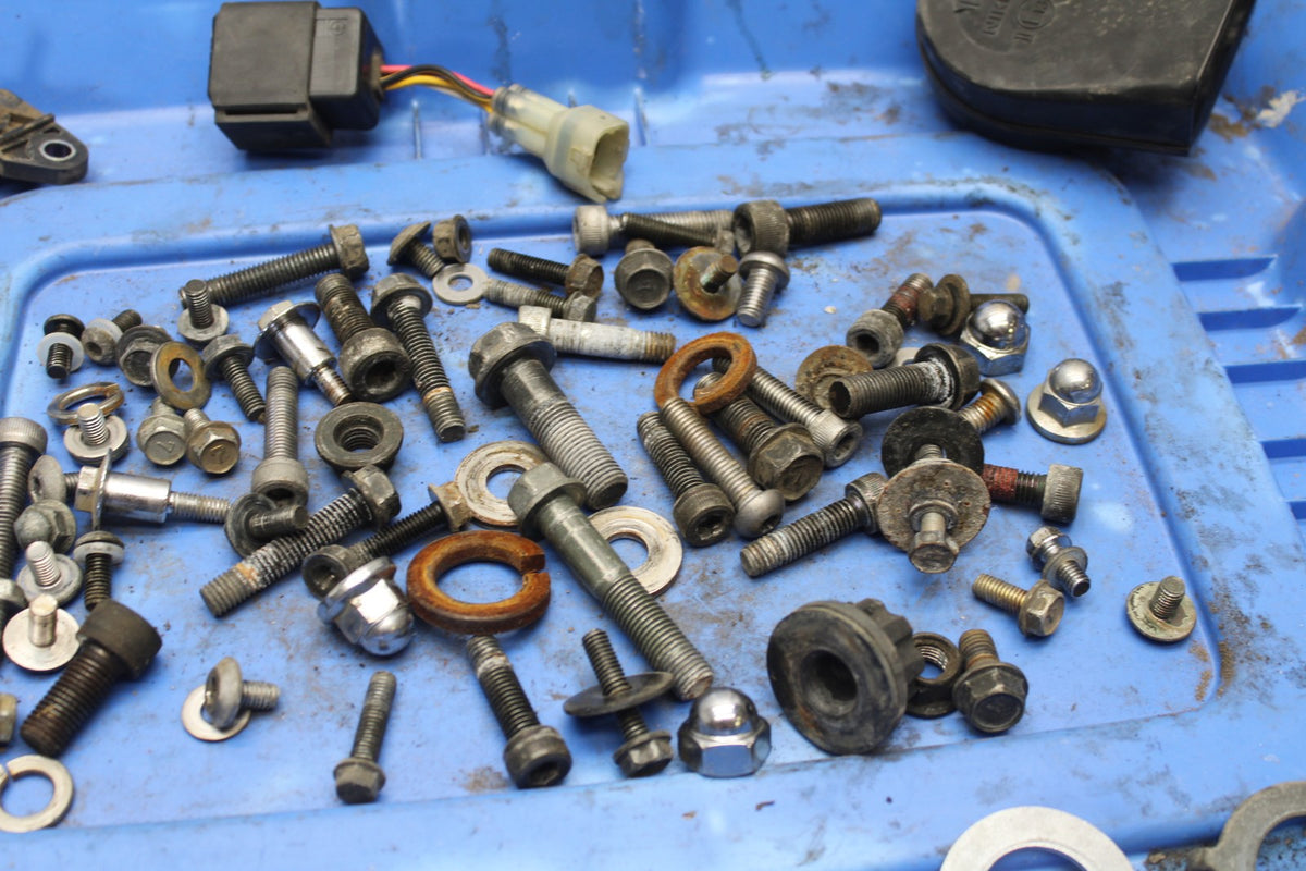 03 KAWASAKI VULCAN 1600 MOUNTING BOLTS HARDWARE SCREWS BB865