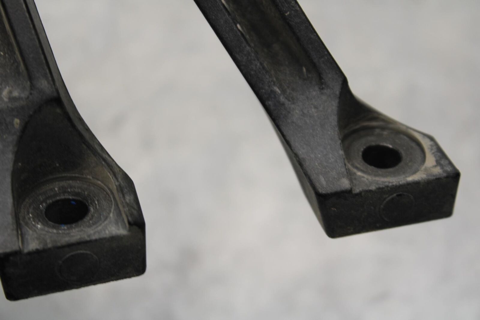 2017 Suzuki GSXR600 REAR BACK PASSENGER PEG SET PAIR BB598
