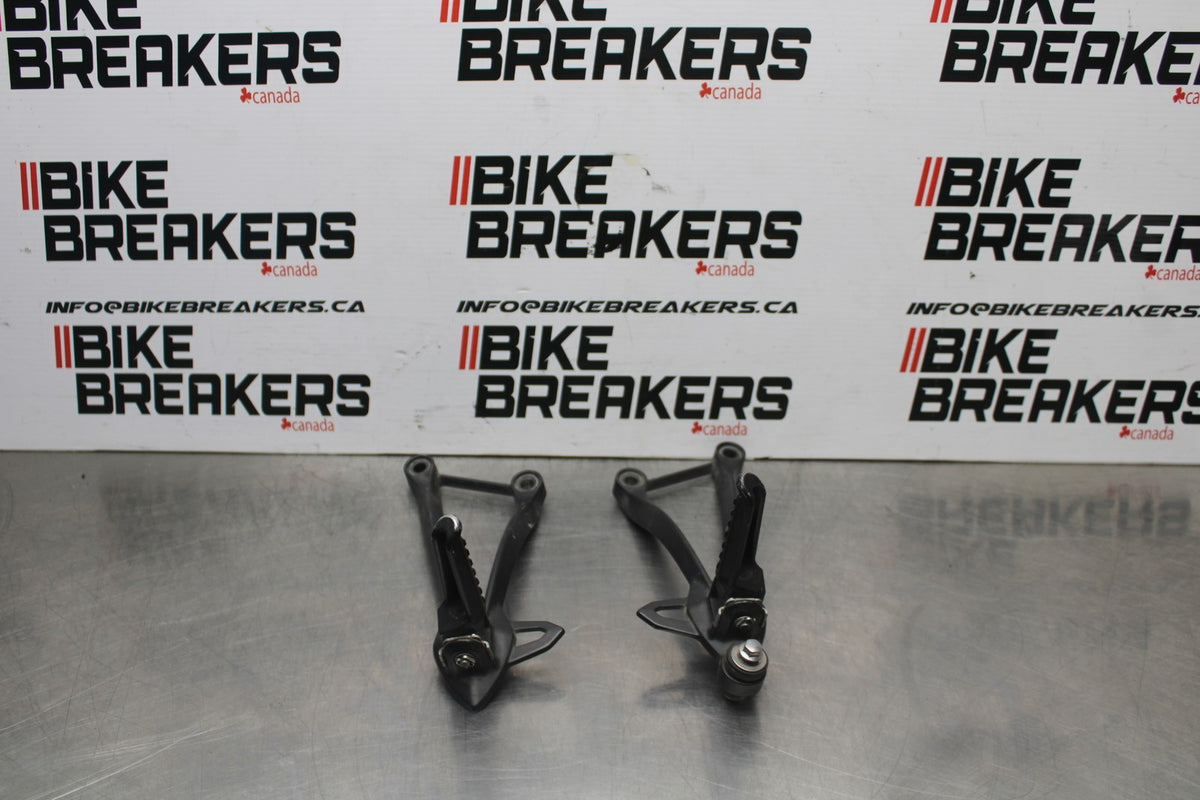 13-18 KAWASAKI NINJA ZX6R REAR BACK PASSENGER PEG SET PAIR BB735