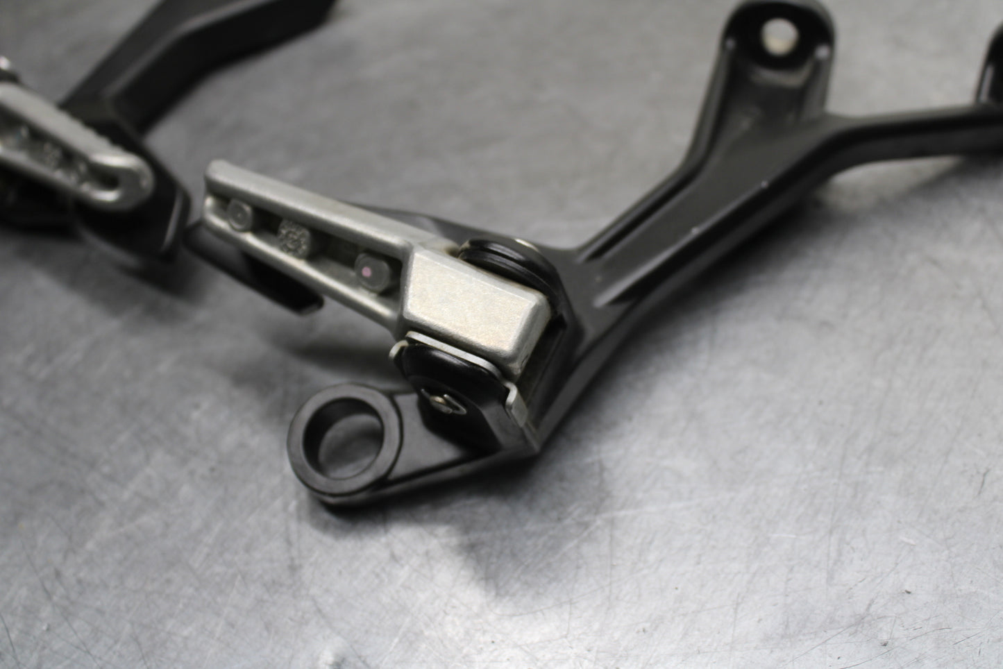 24 KAWASAKI NINJA 500 ABS REAR BACK PASSENGER PEG SET PAIR BB730