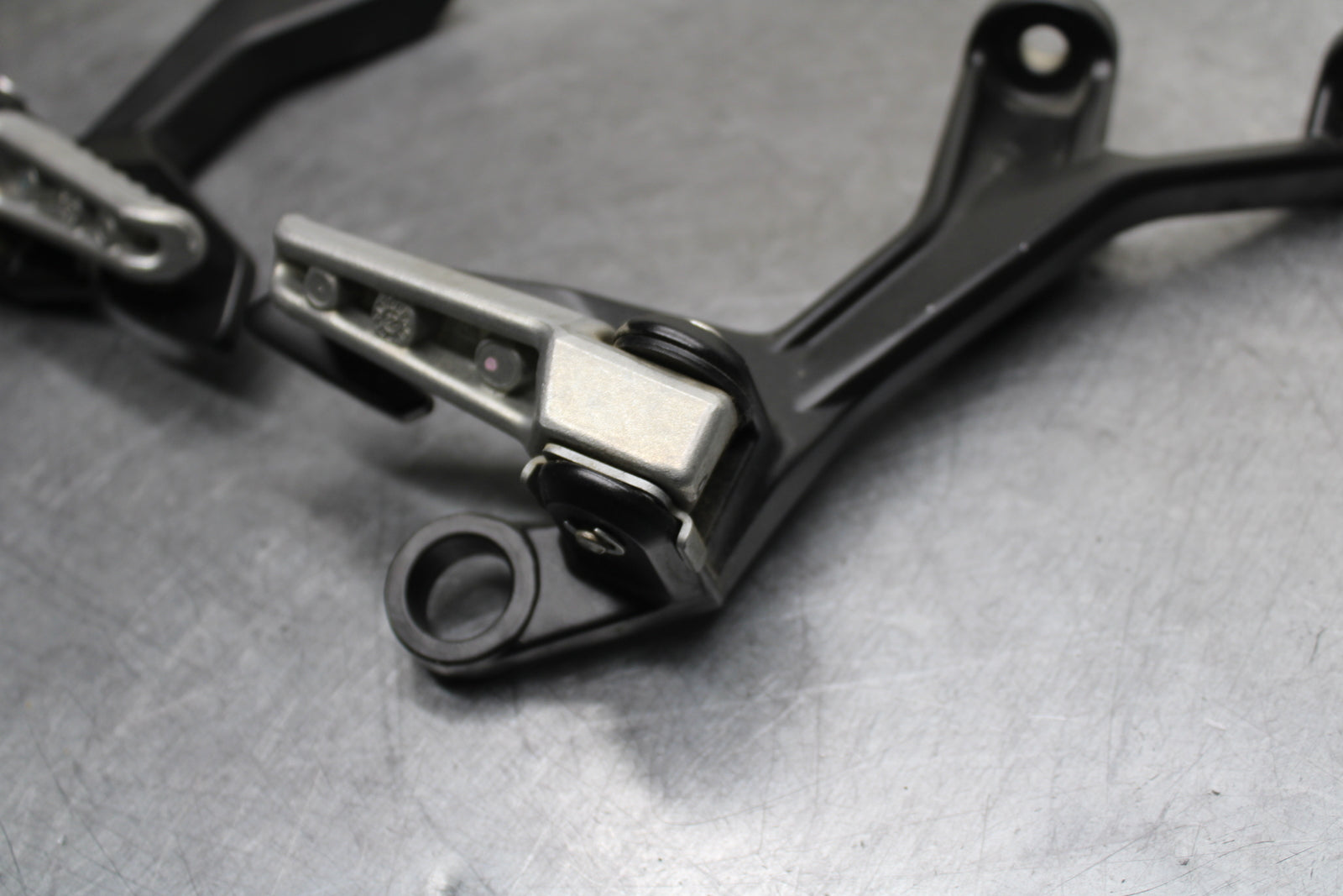 24 KAWASAKI NINJA 500 ABS REAR BACK PASSENGER PEG SET PAIR BB730