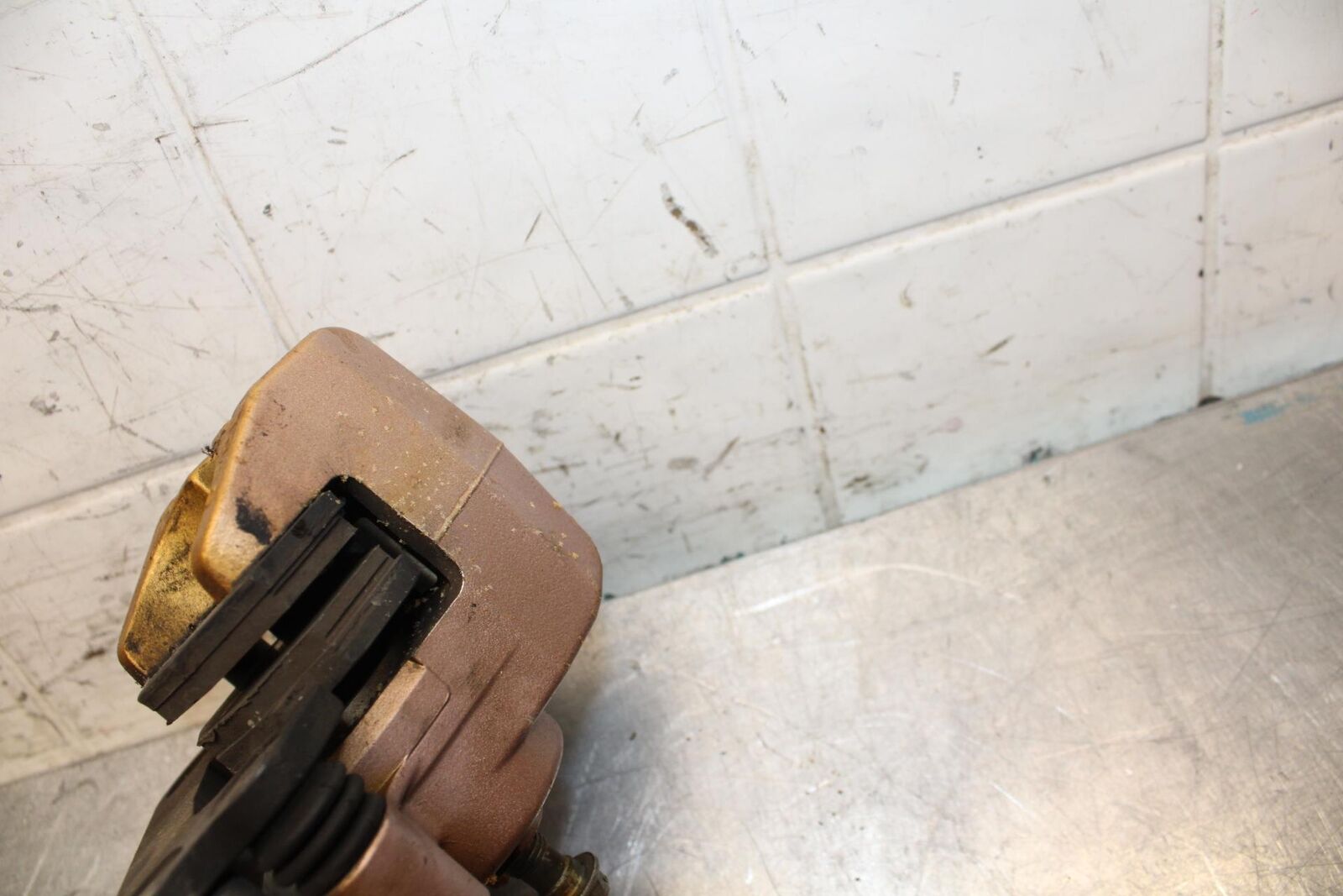 2003 Kawasaki Ninja ZX6RR ZX600K REAR BACK BRAKE CALIPER W MOUNT BRACKET BB66