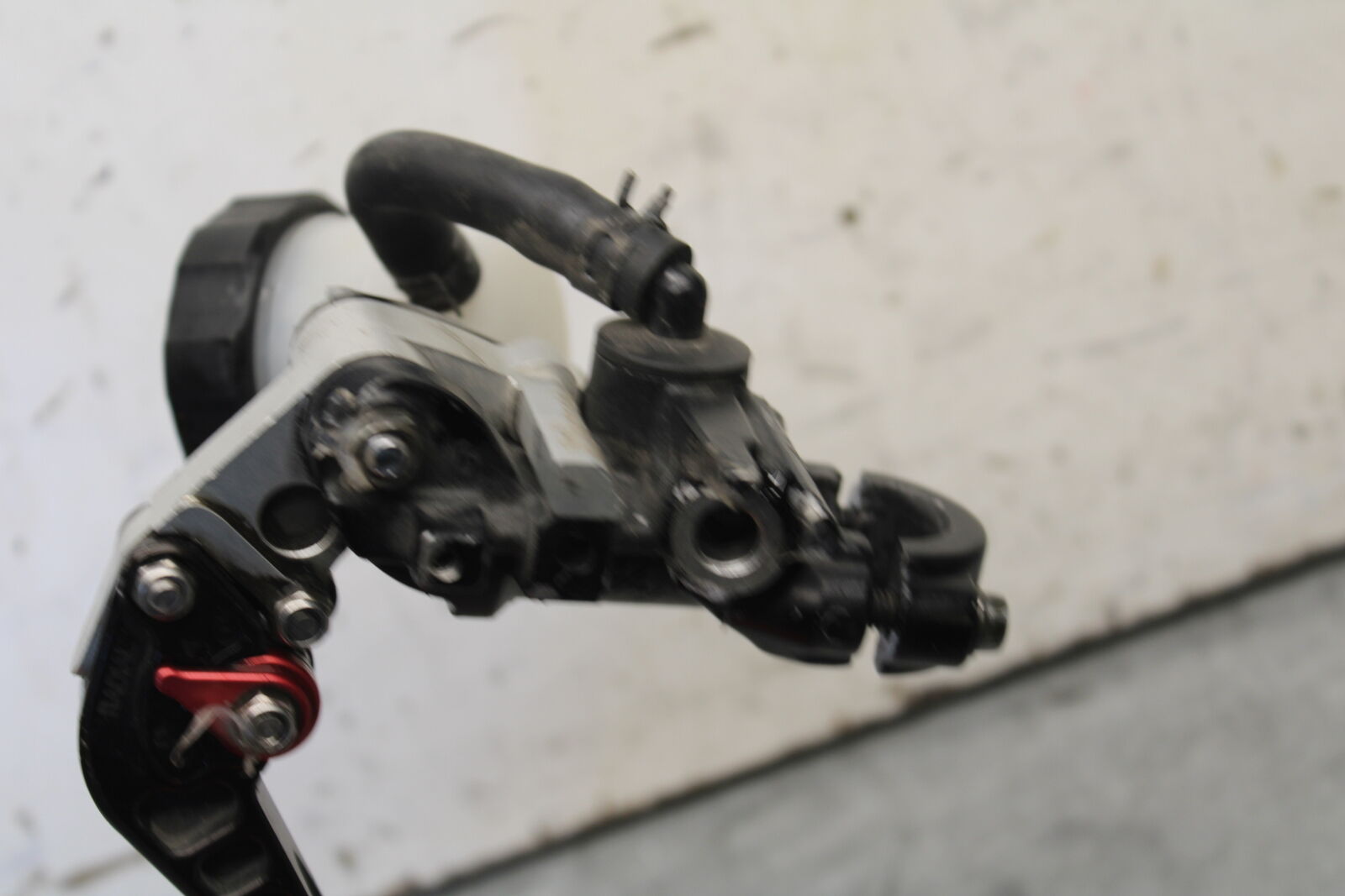 05-06 SUZUKI GSXR1000 FRONT BRAKE MASTER CYLINDER w/ LEVER 59600-47H10 BB677