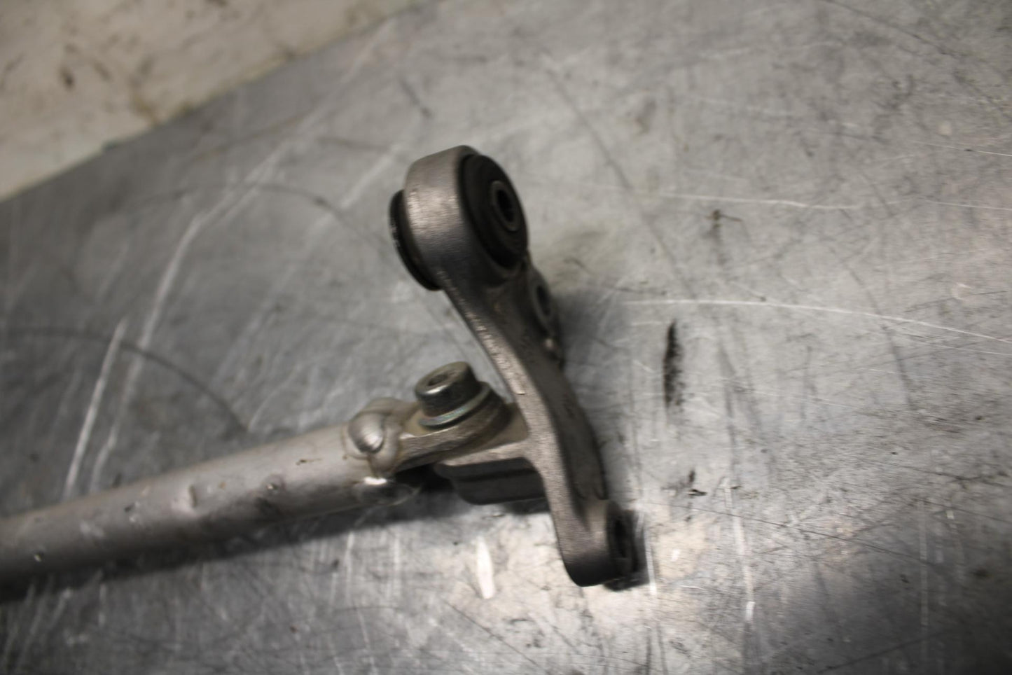 18 YAMAHA YZF R1  FRONT GAS TANK BRACKET MOUNT BB473