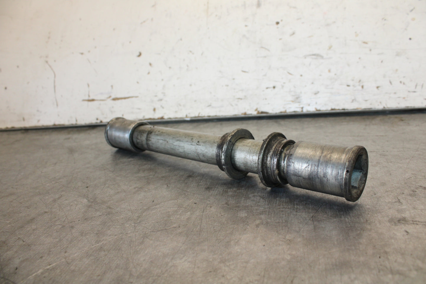 03-04 KAWASAKI NINJA ZX6RR FRONT WHEEL RIM AXLE PIVOT BOLT BB684