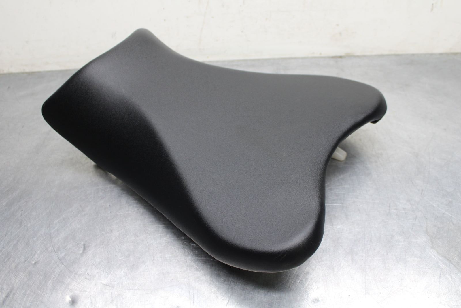 09 SUZUKI GSXR600 FRONT DRIVERS SEAT PAD SADDLE PILLION BB759