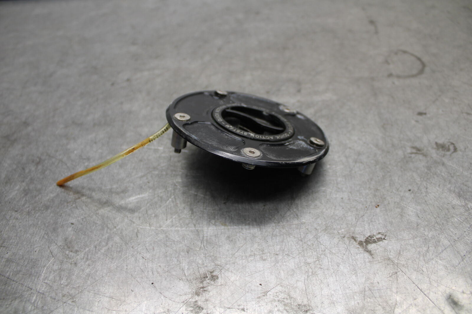 05-06 SUZUKI GSXR1000 FUEL TANK GAS CAP BB677