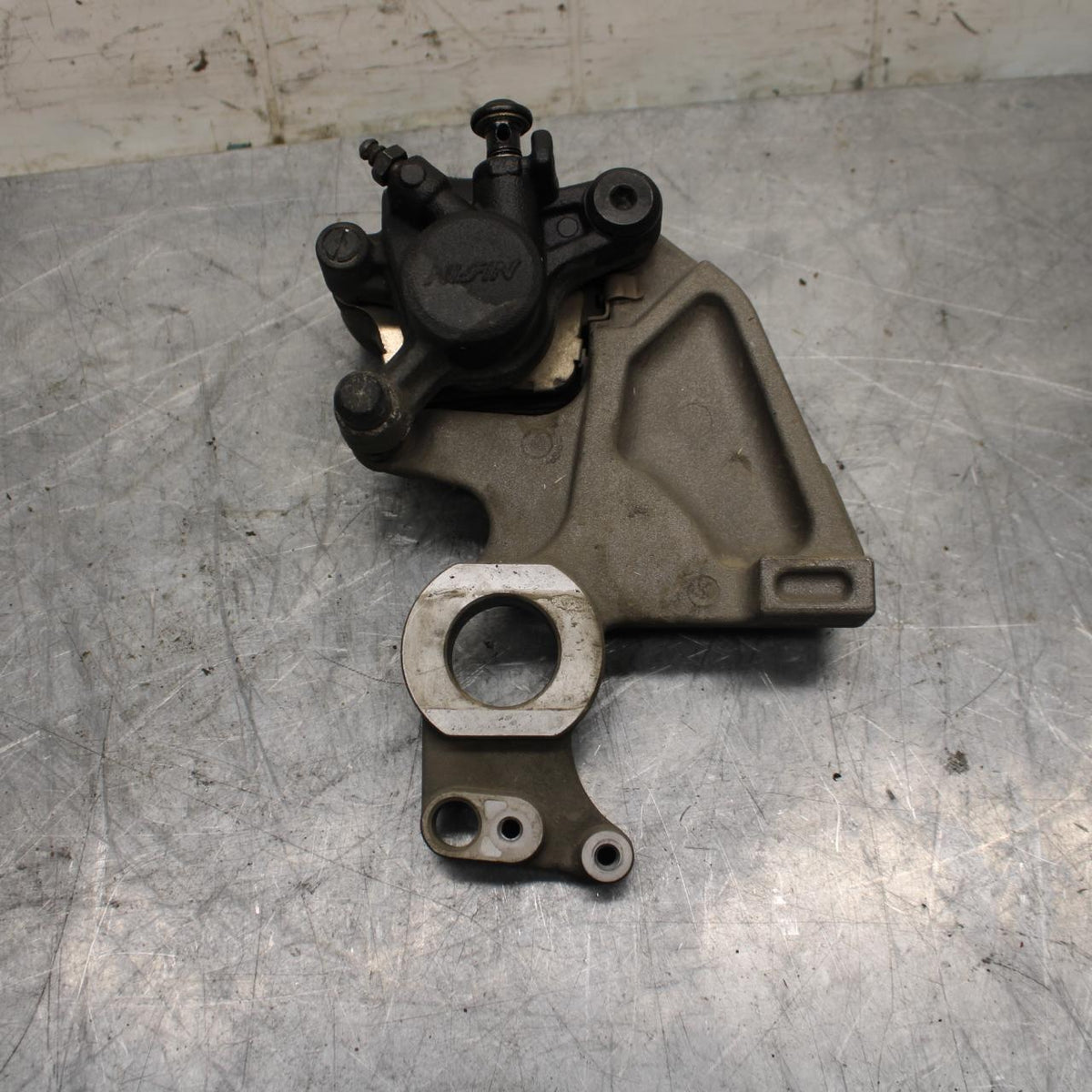 18 YAMAHA YZF R1  REAR BACK BRAKE CALIPER W MOUNT BRACKET BB473