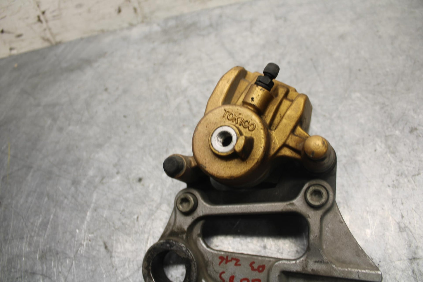 2004 Kawasaki Ninja ZX6RR ZX600M REAR BACK BRAKE CALIPER W MOUNT BRACKET BB43