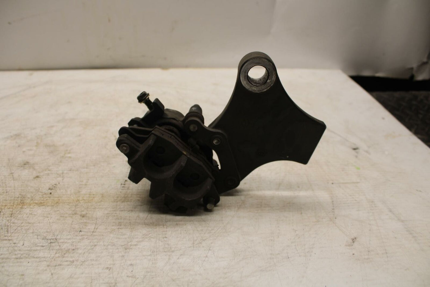 06-21 KAWASAKI VULCAN 900 REAR BACK BRAKE CALIPER W MOUNT BRACKET BB363