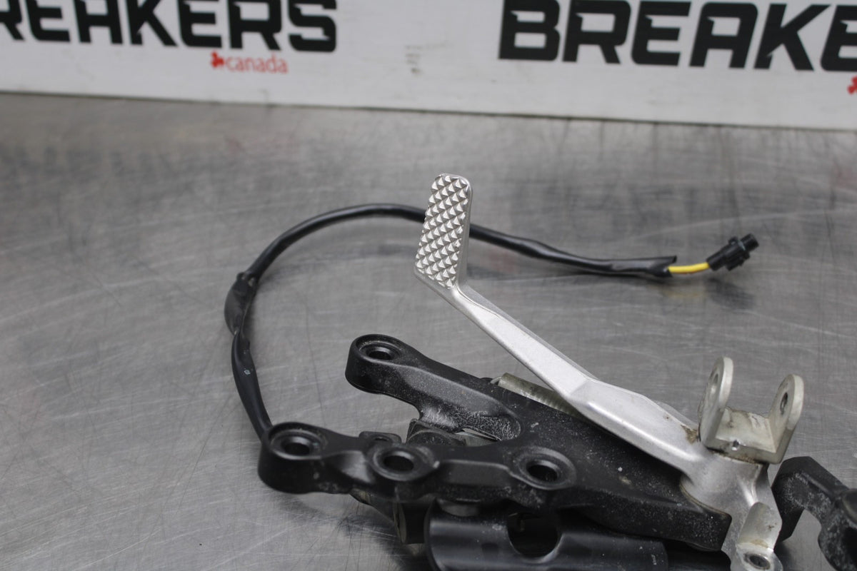 08-16 YAMAHA YZF R6 RIGHT REARSET REAR SET DRIVER FOOT PEG BRACKET MOUNT BB856