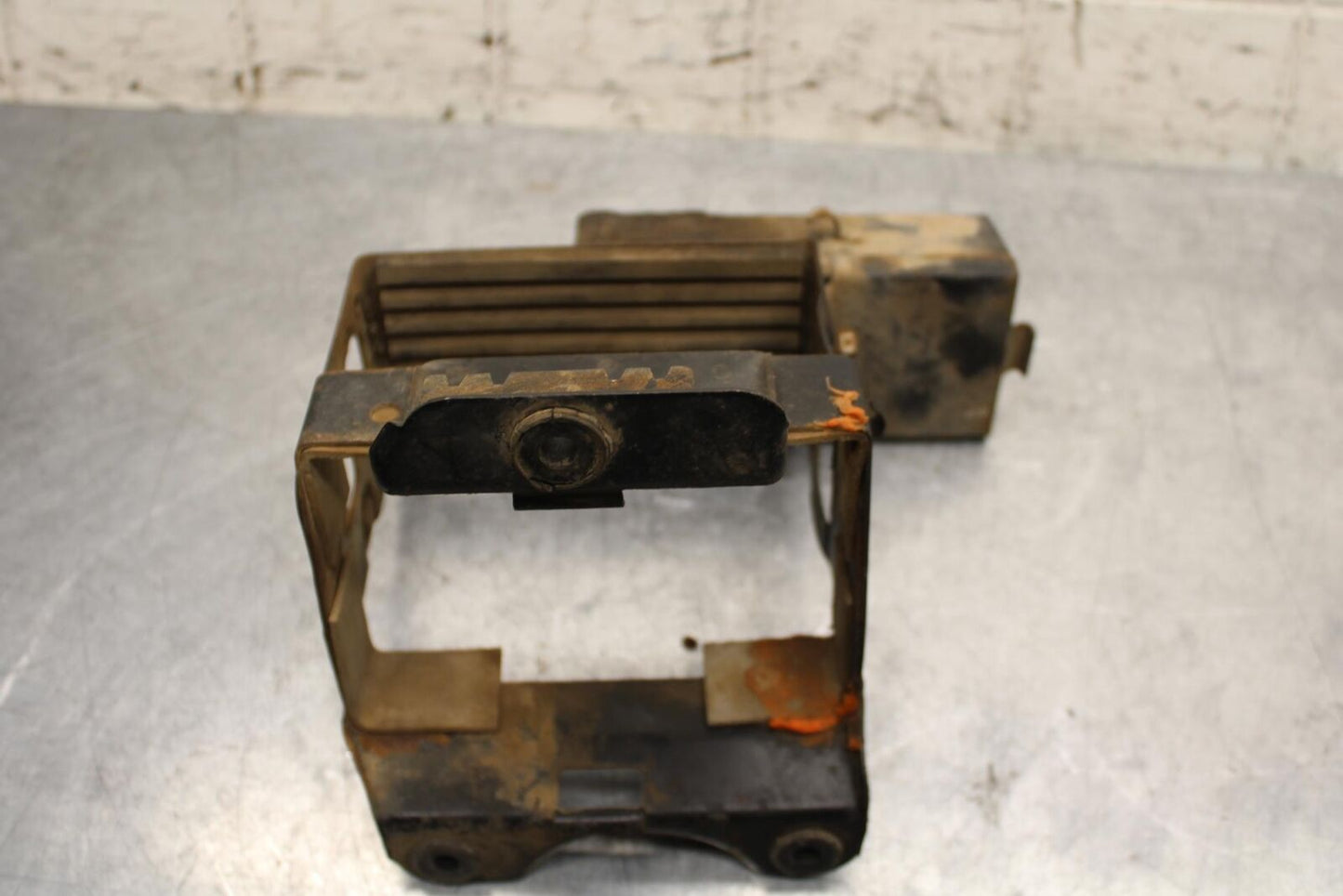 75 SUZUKI GT 550 REAR BATTERY BOX TRAY TOOL HOLDER BB67