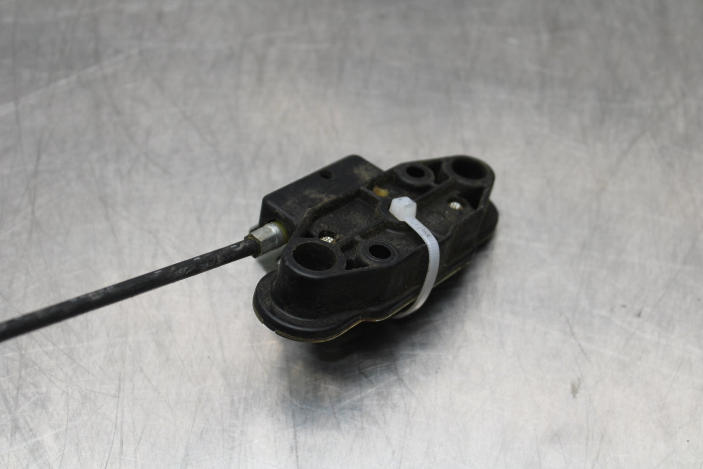 04-05 KAWASAKI NINJA ZX10R REAR PASSENGER SEAT LATCH LOCK ASSEMBLY BB163