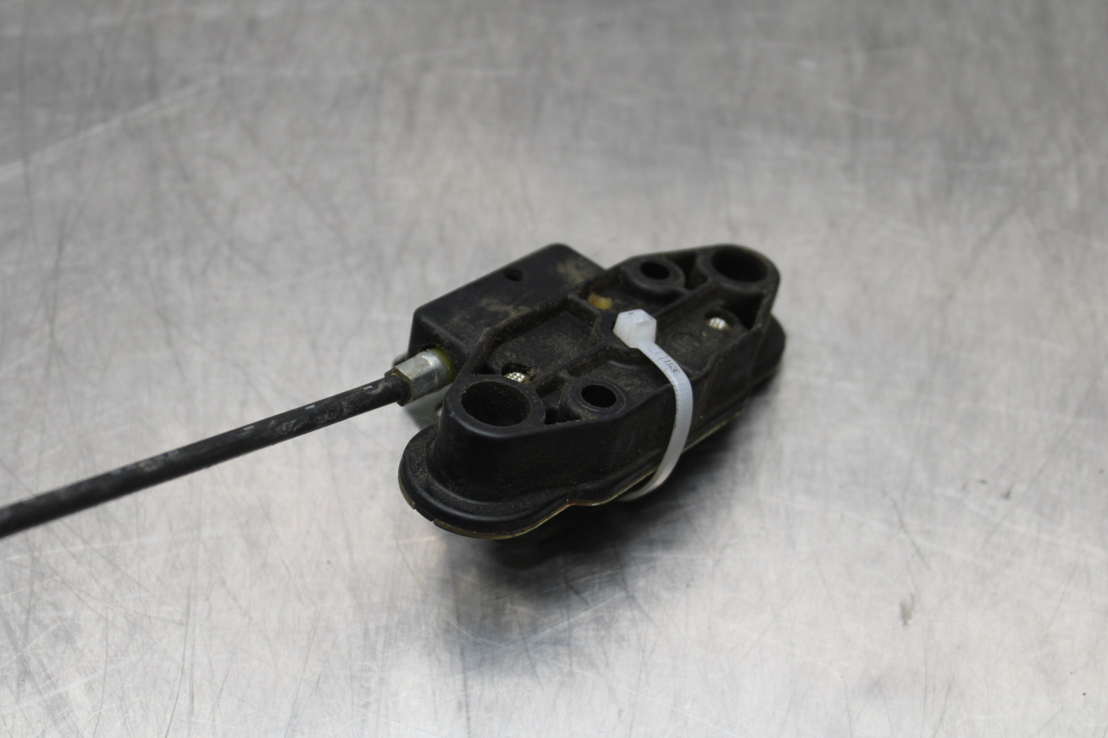 04-05 KAWASAKI NINJA ZX10R REAR PASSENGER SEAT LATCH LOCK ASSEMBLY BB163