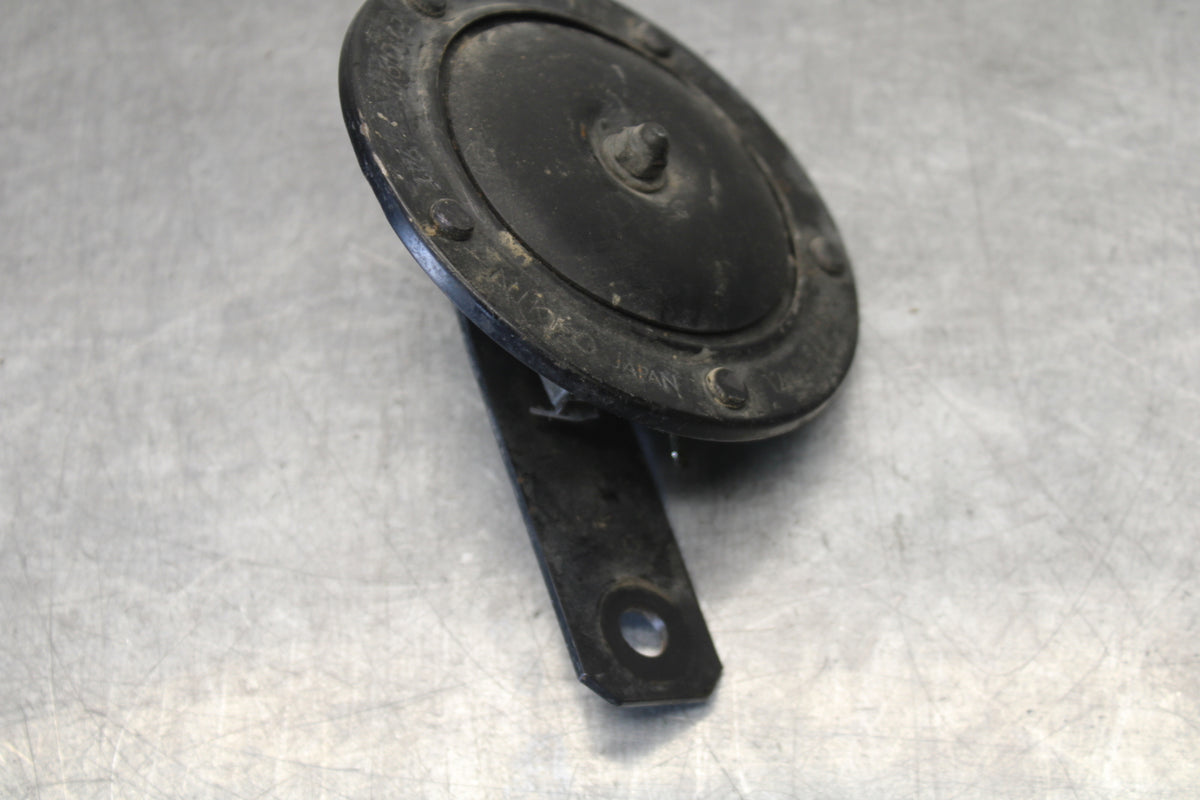 01-06 TRIUMPH TIGER 955I HORN SIGNAL BB693