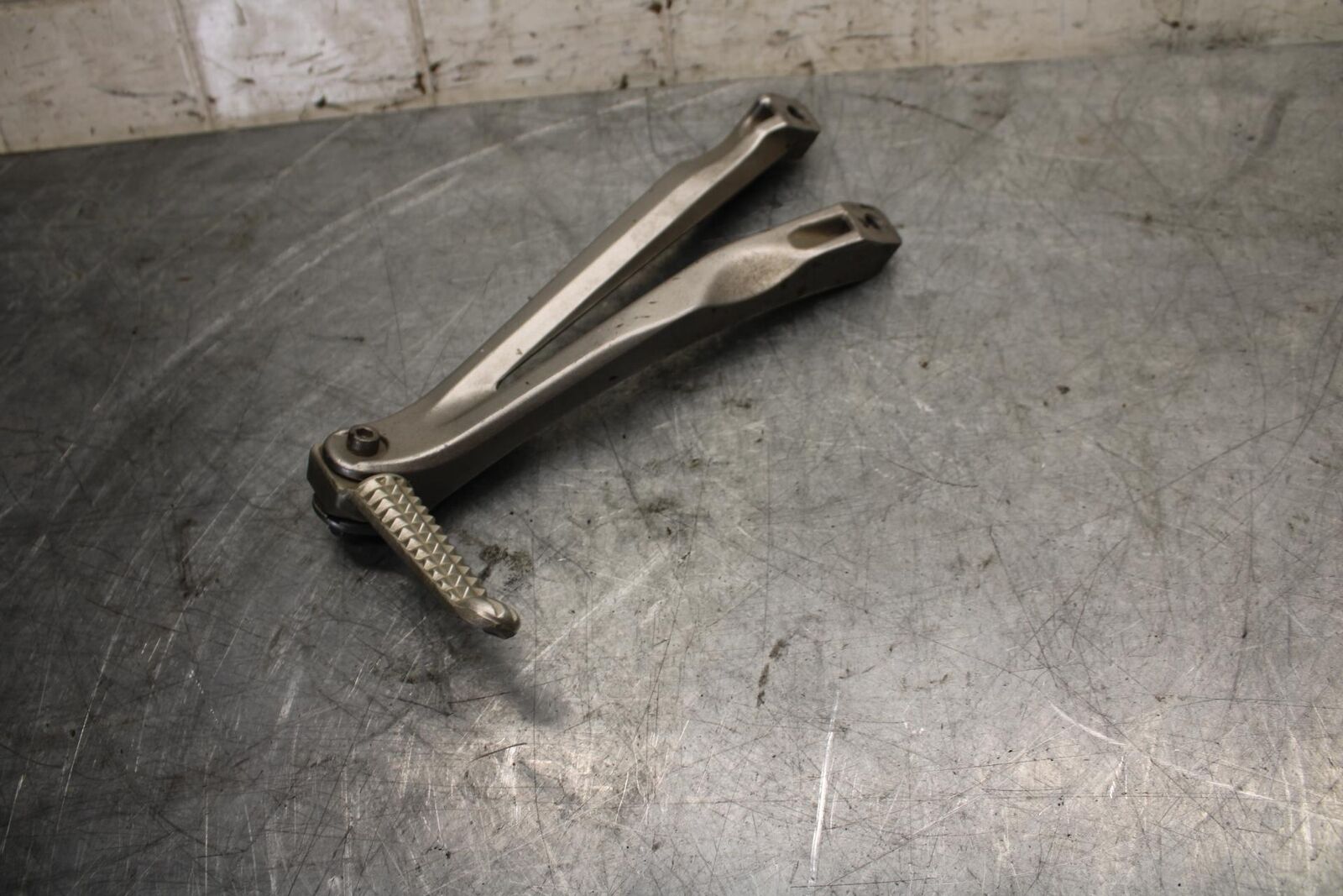 2007 Yamaha YZF R1 LEFT REAR PASSENGER PEG 5JJ-27431-10-00 5VY-2741L-00-00 BB523