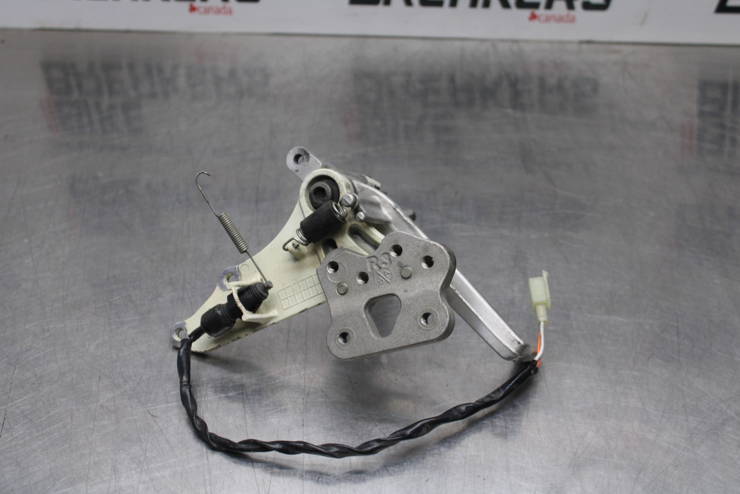 08-10 SUZUKI GSXR 600 RIGHT REARSET REAR SET DRIVER FOOT PEG REST STOP BB202