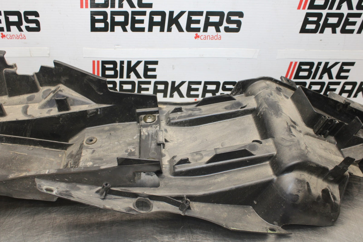 05-06 KAWASAKI NINJA ZX6R REAR BACK TAIL UNDERTAIL BATTERY TRAY PLASTIC BB877