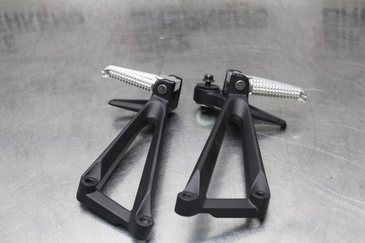 15-19 YAMAHA YZF R3 REAR BACK PASSENGER PEG SET PAIR BB800