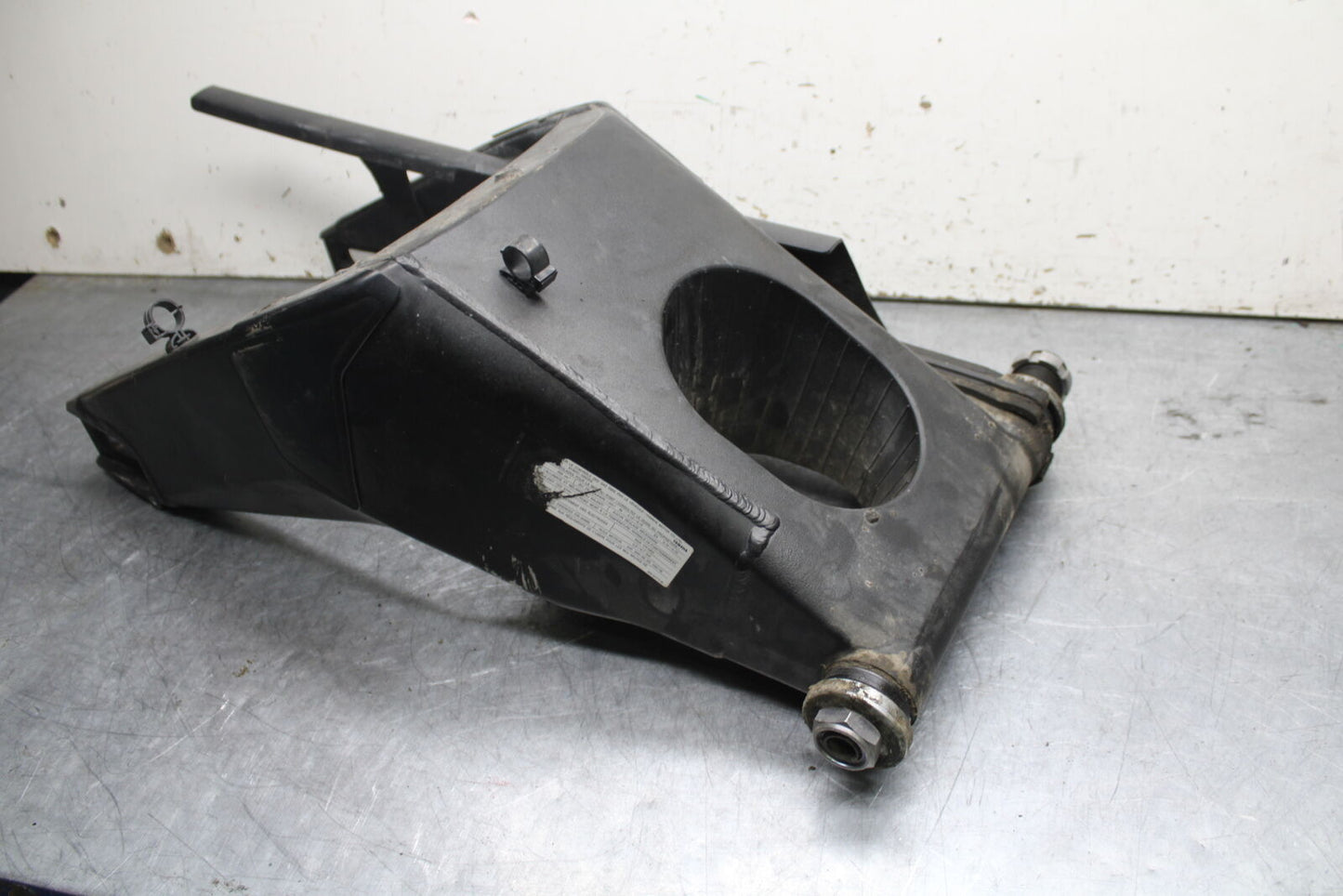 06 YAMAHA YZF R6 REAR SWINGARM BACK SUSPENSION SWING ARM BB716