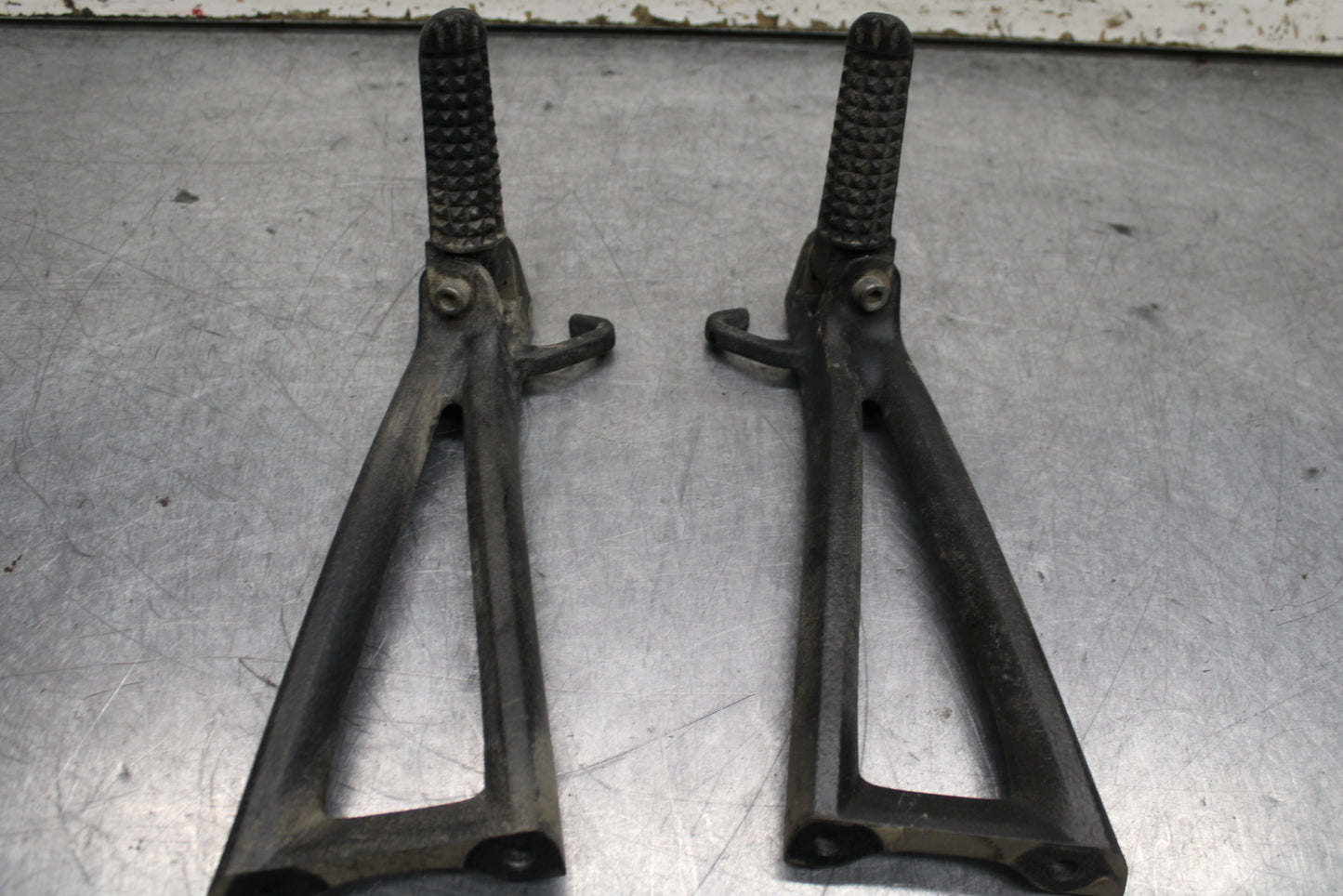06-07 YAMAHA YZF R6 REAR BACK PASSENGER PEG SET PAIR BB742
