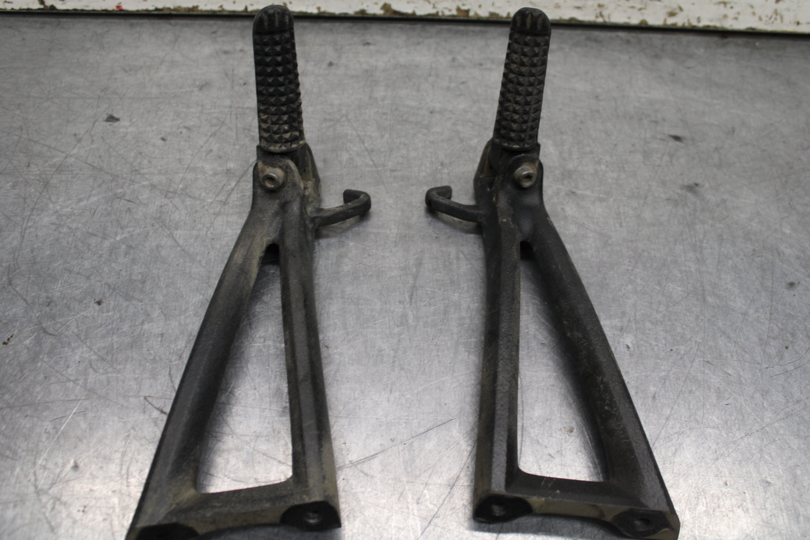 06-07 YAMAHA YZF R6 REAR BACK PASSENGER PEG SET PAIR BB742