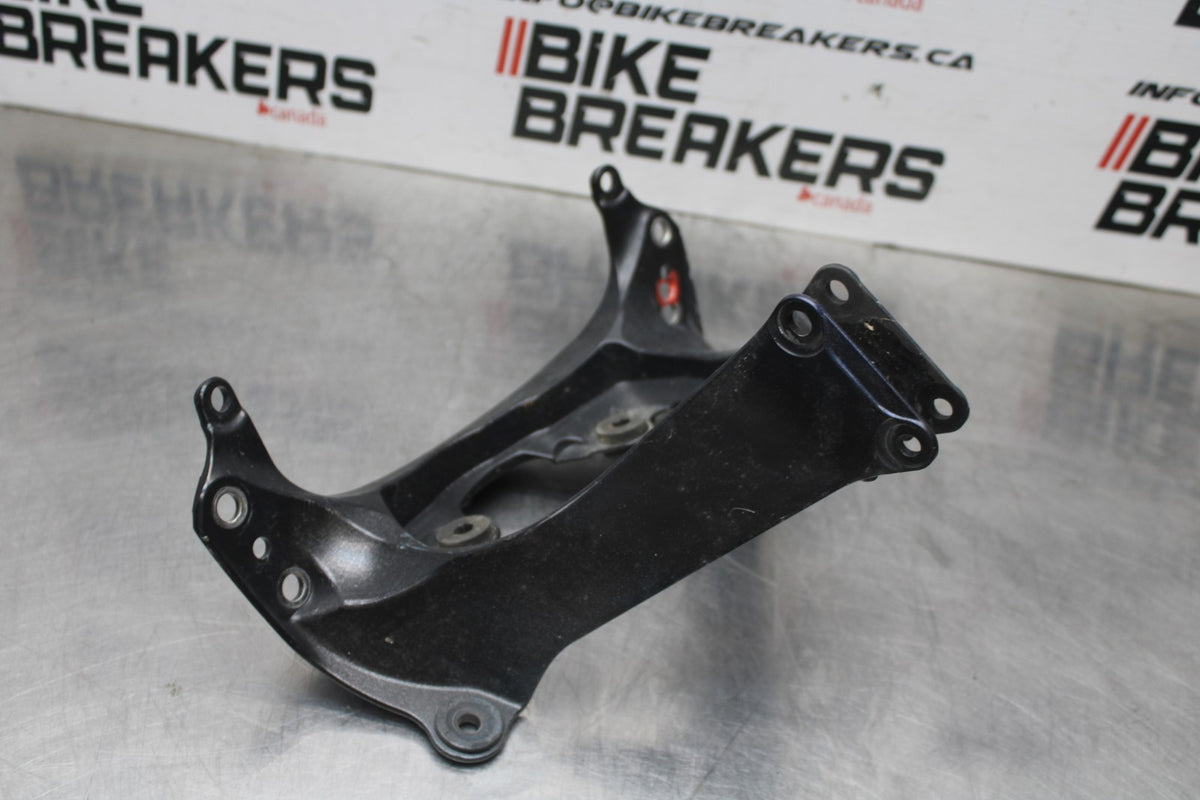 06-07 SUZUKI GSXR600 UPPER FAIRING MIRROR GAUGES STAY BRACKET BB836