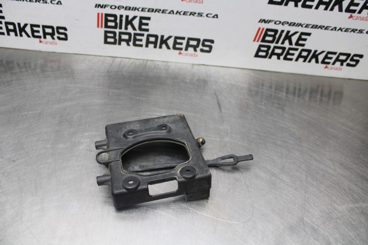 02 DUCATI MONSTER 620 REAR BACK TAIL UNDERTAIL BATTERY TRAY PLASTIC BB851