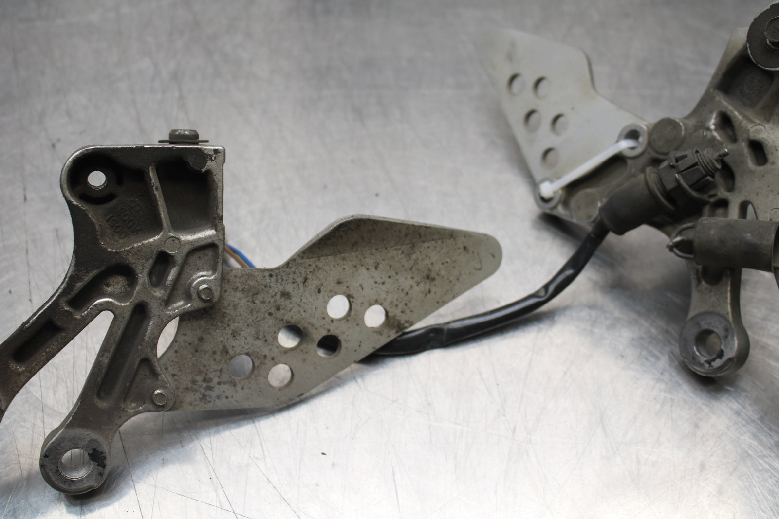 04-05 KAWASAKI NINJA ZX10R RIGHT LEFT REARSETS REAR SET DRIVER FOOT PEGS  BB163