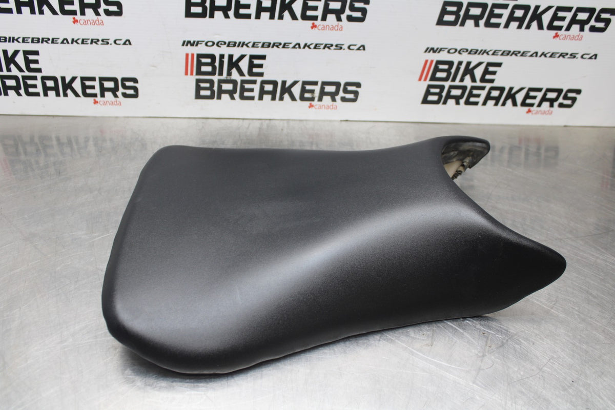 08-09 YAMAHA YZF R6S FRONT DRIVERS SEAT PAD SADDLE PILLION BB796