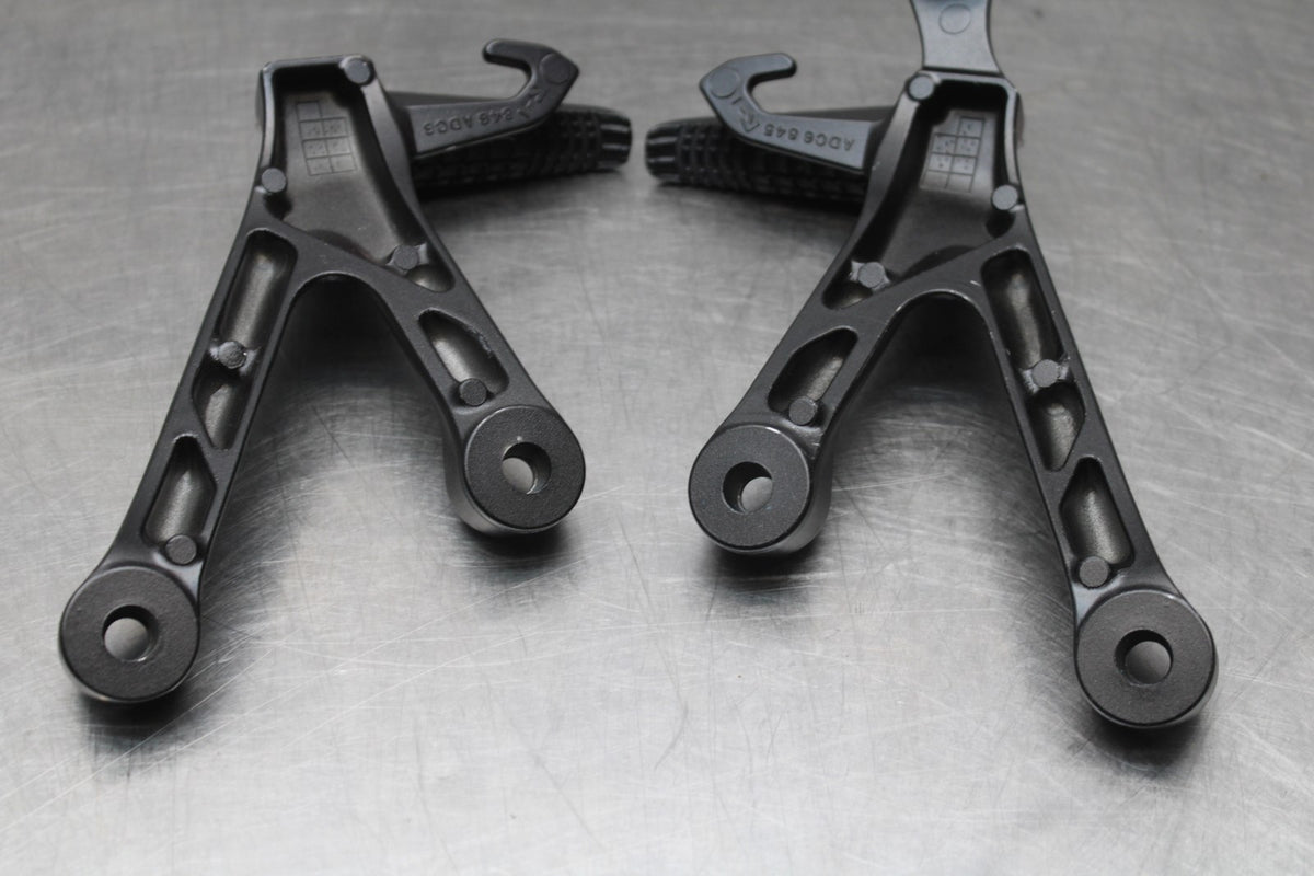 18 SUZUKI GSXR1000 REAR BACK PASSENGER PEG SET PAIR BB642